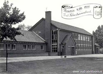 <p>Achterzijde van de Prof. Kohnstammschool in 1976 (www.oud-apeldoorn.nl).</p>
